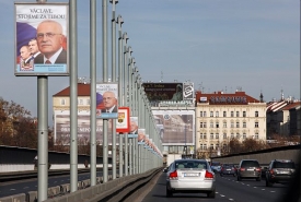 Plakáty s Klausem zaplatil neznámý sponzor.